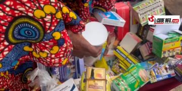 Des femmes qui vendent des médicaments dans les rues de la capitale Conakry