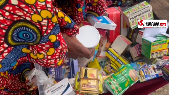 Des femmes qui vendent des médicaments dans les rues de la capitale Conakry