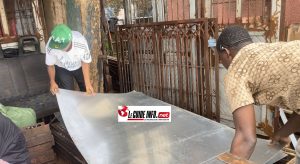 Conakry : Ces jeunes qui ont choisi la soudure pour bâtir leur avenir 5 Deux jeunes soudeurs dans un atélier à Conakry