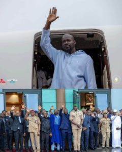 Mamadi Doumbouya en congé annuel : l'État-major général des armées réaffirme sa loyauté envers le chef de l'État 3 Le président de la République de Guinée à l'aéroport international Ahmed Sékou Touré de Conakry avec les autorités civiles et militaires