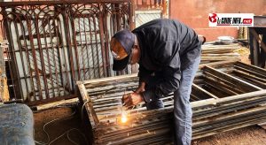 Conakry : Ces jeunes qui ont choisi la soudure pour bâtir leur avenir 2 Mamadou Moumini Diallo, maître soudeur.