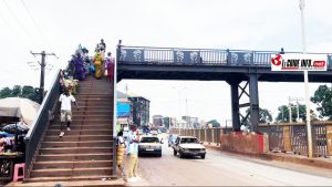Sécurité routière à Conakry : à Yembeya, les passerelles restent une option pour de nombreux usagers 1 Une passerelles de Yembeya