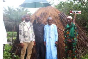 « On n'a plus où aller » : les éleveurs de Boké confient leur détresse à un député venu de leur monde 1 Hon. Mamadou Oury Bah sors d'une case au troupeau à Kinsilin