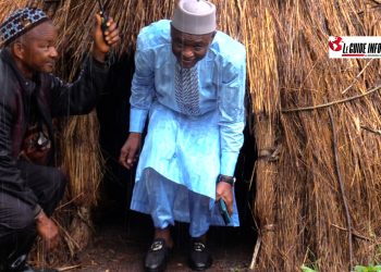 Honorable Mamadou Oury Bah, en train de sortir d'une case au troupeau à Kinsilin
