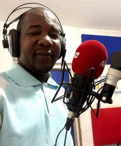 Niouma Lazare Kamano, journaliste dans le studio de Djoma Tv ( ( fermé par l'État guinéen)