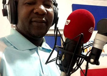 Niouma Lazare Kamano, journaliste dans le studio de Djoma Tv ( ( fermé par l'État guinéen)