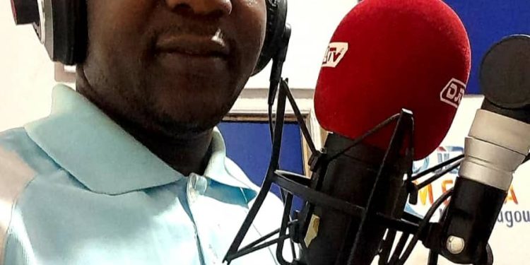 Niouma Lazare Kamano, journaliste dans le studio de Djoma Tv ( ( fermé par l'État guinéen)