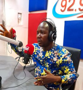 Niouma Lazare Kamano, journaliste dans le studio de Djoma Tv ( ( fermé par l'État guinéen)