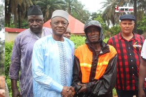 « On n'a plus où aller » : les éleveurs de Boké confient leur détresse à un député venu de leur monde 12 L'honorable Mamadou Oury Bah avec un citoyen dans les rues de Kolaboui
