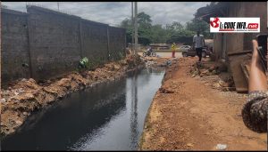 Lambanyi : un fossé béant sème la terreur à Simbaya Escalier 3 Le fossé béant qui sème la terreur à Simabaya Escalier