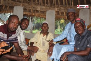 « On n'a plus où aller » : les éleveurs de Boké confient leur détresse à un député venu de leur monde 7 L'honorable Bah Oury dans une case entouré de sa délégation et des sages de Kinsilin-Kolaboui