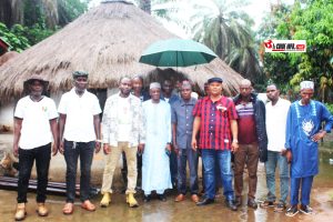 « On n'a plus où aller » : les éleveurs de Boké confient leur détresse à un député venu de leur monde 11 L'honorable Bah Oury devant une case entouré de sa délégation et des sages de Kinsilin-Kolaboui