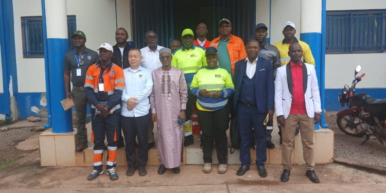 Les députés de Boké resserrent le dialogue avec les sociétés minières 1 Les Honorables députés Aboubacar M'bop Camara et Mamadou Oury Bah avec des représentants des entreprises minières de Boké à la Préfecture