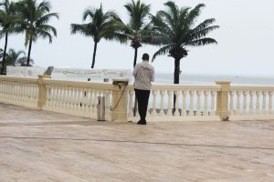 COP31 à Antalya : l’heure de vérité pour le climat, sous une présidence à deux têtes 3 Un reporter de leguideinfo.net entrain d'observer l'océan atlantique depuis un hôtel à Conakry.