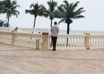 Un reporter de leguideinfo.net entrain d'observer l'océan atlantique depuis un hôtel à Conakry.