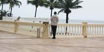 Un reporter de leguideinfo.net entrain d'observer l'océan atlantique depuis un hôtel à Conakry.