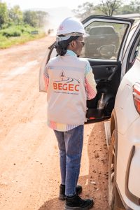 Route Kankan-Kissidougou : BEGEC Travaux a lancé le lot 2, 50 km de bitume entre le PK 80 et le PK 130 5 Equipe BEGEC sur le terrain