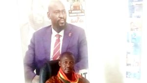 Conseil de quartier lance un appel à l'éveil des consciences 2 Mohamed Soumah, président du Conseil de quartier, en miniature devant la photo du président Mamadi Doumbouya