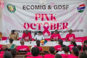 Banjul se met en rose : la CEDEAO et les forces gambiennes déclarent la guerre au cancer du sein 3 Conférence de presse sur le cancer du sein