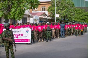 Banjul se met en rose : la CEDEAO et les forces gambiennes déclarent la guerre au cancer du sein 4 Les hommes en uniformes dans la lutte contre le cancer ♋️ du sein