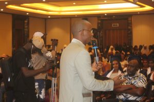 Global Business Marketing : plus de 2 000 Guinéens formés, une clé pour l’avenir 5 Ibrahima Sarifou Bah en plein exposé dans un hôtel réputé de Conakry