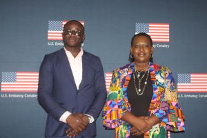 À Conakry, l’anglais érigé en passeport pour l’emploi et les études 4 M. Alpha Soumah du ministère de l'enseignement supérieur avec la chargée d’affaires de l’ambassade des États-Unis en Guinée, Tiffany McGriff