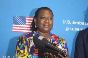 À Conakry, l’anglais érigé en passeport pour l’emploi et les études 14 La chargée d’affaires de l’ambassade des États-Unis en Guinée, Tiffany McGriff