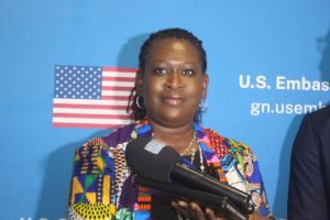 À Conakry, l’anglais érigé en passeport pour l’emploi et les études 13 La chargée d’affaires de l’ambassade des États-Unis en Guinée, Tiffany McGriff