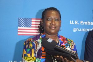 À Conakry, l’anglais érigé en passeport pour l’emploi et les études 12 La chargée d’affaires de l’ambassade des États-Unis en Guinée, Tiffany McGriff