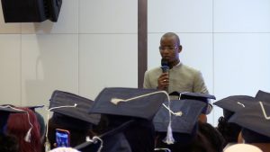 Global Business Marketing : plus de 2 000 Guinéens formés, une clé pour l’avenir 2 Ibrahima Sarifou Bah en plein exposé dans un hôtel réputé de Conakry