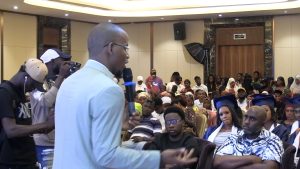 Global Business Marketing : plus de 2 000 Guinéens formés, une clé pour l’avenir 3 Ibrahima Sarifou Bah en plein exposé dans un hôtel réputé de Conakry