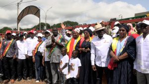 L'honorable Abdoulaye Bah lève la main dans la foule