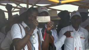 Faciné Keita journaliste à Sangarédi News brandi son cheque de 5 millions GNF offert par l'honorable Mamadou Oury Bah